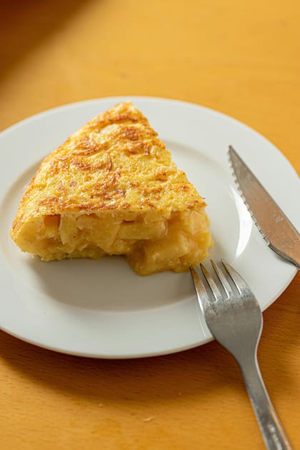 La tortilla de papa tiene diferentes maneras de cocinarse, desde su creación en 1767 hasta la actualidad, adquirió nuevos ingredientes
