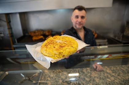 La tortilla de papas, otro de los imperdibles de la rotisería
