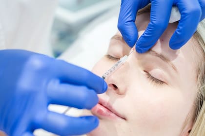 La toxina botulínica es conocida por su uso para atenuar o prevenir las arrugas