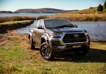 La Toyota Hilux, con su motor potente y chasis reforzado, está preparada para remolcar casas rodantes grandes que requieren mayor capacidad de arrastre y estabilidad