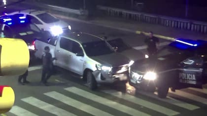 La Toyota Hilux robada, tras el choque con un móvil de la Policía de la Ciudad en Liniers