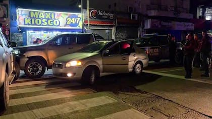 La Toyota Hilux robada, tras el choque con un móvil de la Policía de la Ciudad en Liniers; en primer plano, un Fiat Siena que involuntariamente terminó implicado en el incidente