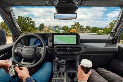 La Toyota Land Cruiser dispone de una transmisión automática controlada electrónicamente de 8 velocidades con inteligencia