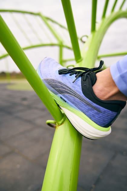 La tracción mejorada es un atributo clave que completa este modelo que viene con una llamativa combinación de colores degradados.