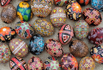 La tradición de pintar y decorar los huevos en Ucrania se llama "Pysanka"