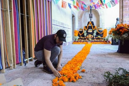 La tradición del Día de Muertos indica que se deben hacer caminos con flores de cempasúchil para guiar a las almas de los fallecidos hacia los altares (Fuente: Donna Oliveros)