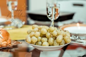 Por qué se comen 12 uvas en Nochevieja y qué significa meterse debajo de la mesa en ese momento