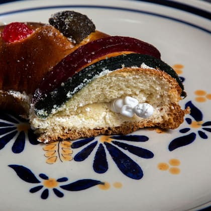 La tradición indica que, quien encuentre el muñeco dentro de la rosca, deberá pagar los tamales el 2 de febrero