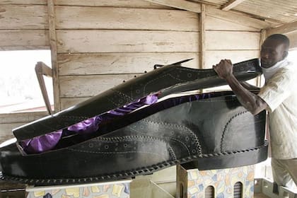 La tradición indica tener en cuenta la pasión del fallecido (Foto X @hallaboutafrica)