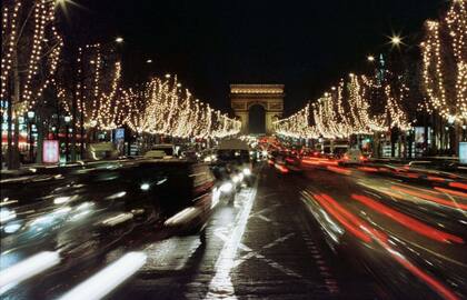 La tradicional iluminación navideña en los Champs-Elysées