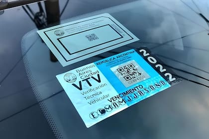 La tradicional oblea seguirá existiendo, ya que los talleres deberán entregar tanto una constancia digital como una identificación física