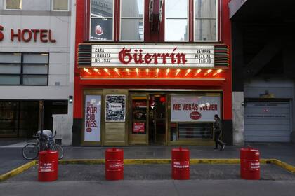 La tradicional pizzería Güerrín de la calle Corrientes ya está colocando una estructura para instalar mesas en la vereda