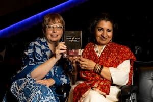 La traductora Daisy Rockwell junto a la autora Geetanjali Shree, ganadoras del Booker Prize, por "Tomb of Sand"