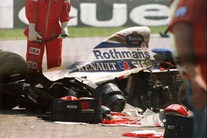 La tragedia que sacudió al mundo del deporte: el Williams de Senna destrozado en el circuito de Imola.