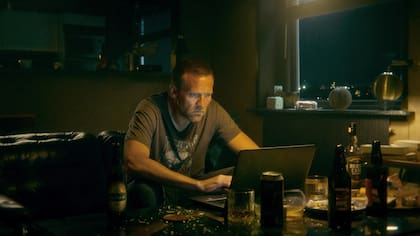 La trama sigue al detective Harry Hole, un hombre brillante pero profundamente atormentado por el alcoholismo y sus demonios internos (Foto: Netflix)