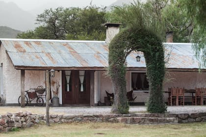 La Tramontana funciona en un antiguo rancho de adobe convertido en restó al pie del enigmático cerro Uritorco.