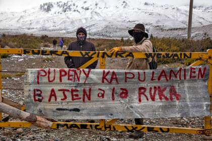 La tranquera de acceso al Lof Cushamen