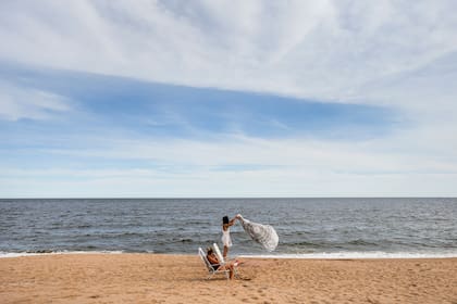 La tranquila playa de Bahía del Pinar es utilizada, mas que nada, por los vecinos que tienen casas en esa zona