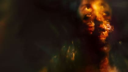 La transformación de un humano en zombi es filmada como una sola toma continua en esta obra del cine de terror francés.