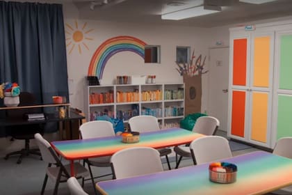 La transformación de un salón de clases en un espacio funcional y feliz. Imagen: Netflix