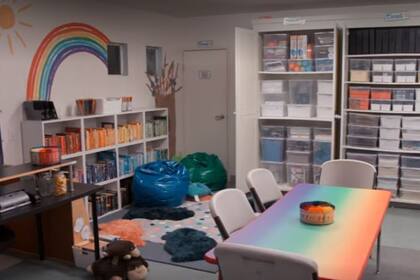 La transformación de un salón de clases en un espacio funcional y feliz. Imagen: Netflix