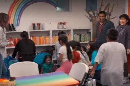 La transformación de un salón de clases en un espacio funcional y feliz. Imagen: Netflix