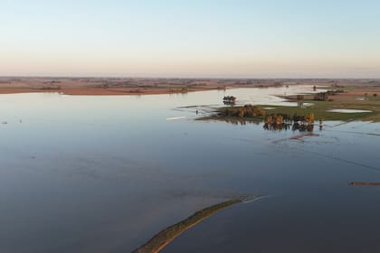 La transformación fue repentina: caminos rurales que la camioneta cruzaba sin problemas hoy están cubiertos de agua. La crecida fue de un metro en solo un día, según relatan los productores