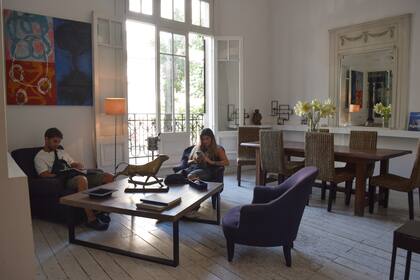 La transformación le llevó muchos años y lo fue haciendo en etapas: “Había 42 habitaciones y 8 baños, por lo que transformarlo en hotel boutique fue todo un desafío".