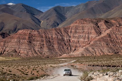 La transición de los valles calchaquíes hacia el Abra del Acay, el punto más alto de la ruta, a 4.895 metros.