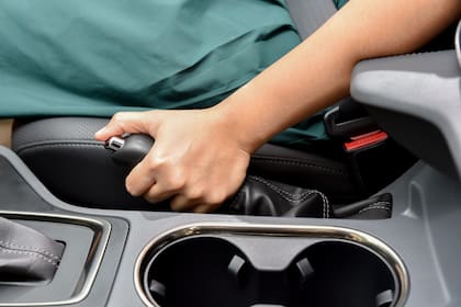 La transmisión automática para mantener el auto estacionado puede no ser suficiente para mantener el auto inmóvil en todas las circunstancias.