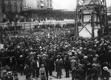 La "traslación" de la Pirámide de Mayo se convirtió en un espectáculo masivo