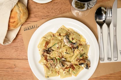 La Tratto de Biasatti finalmente abrió sus puertas el año pasado, y ofrece todas las pastas que venden, más algunos paninis y otros platos.
