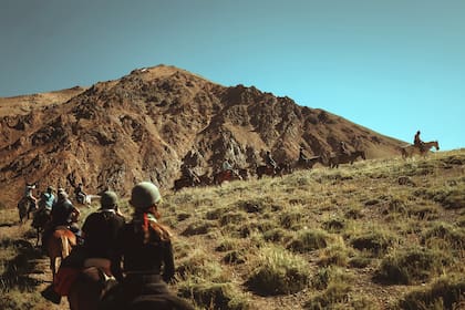 La travesía a caballo comienza en el Puesto Araya desde donde se cruza el río El Atuel y se accede al Valle de las Lágrimas