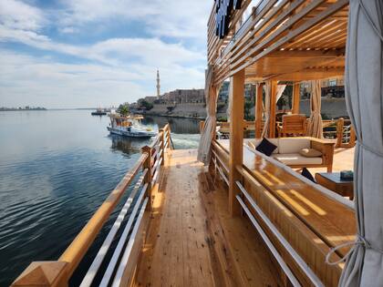 La travesía comienza al ritmo del Nilo: cuatro días a bordo de la Dahabeya Safiya, donde cada tramo navegado es una pausa para contemplar, descansar y sentir.