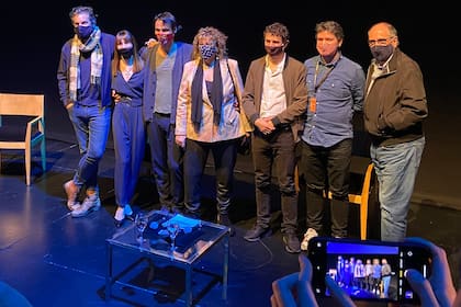 De izquierda a derecha, Gabriel Calderón, Marina Sánchez, Igor Yebra, Hortensia Campanella, Luciano Supervielle, Sebastián Marrero y Hugo Millán, el equipo creativo detrás del ballet "La Tregua"