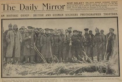 La tregua navideña en la portada de The Daily Mirror, bajo el título: "Un grupo histórico: soldados británicos y alemanes fotografiados juntos"