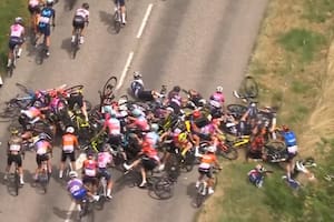 La tremenda caída de casi la mitad del pelotón, que dejó varias ciclistas heridas y una hospitalizada