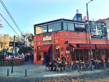 La tremenda hamburguesa de Mezcal viene con unos potentes nachos con cheddar