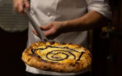 La Tres Formaggi de The Pizza Only True Love lleva queso azul tres leches, mozzarella fior di latte, parmesano y mosto de uva.