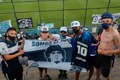 La tribuna gimnasista rinde homenaje a Diego.