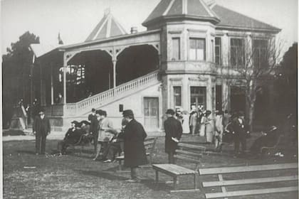 La tribuna para la carrera de caballos en el Hurlingham Club tenía lugar para unos 600 espectadores