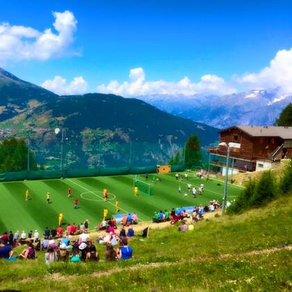 La tribuna sobre la ladera de la montaña en el estadio del club FC Gspon. Crédito: Facebook