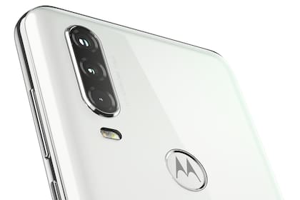 La triple cámara trasera del Moto One Action