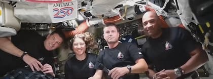 La tripulación al momento del intercambio con el presidente Donald Trump