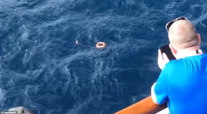 La tripulación arrojó salvavidas y bengalas al Golfo de México para marcar su posición en el agua (Crédito: Fox 8)