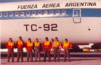 La tripulación completa del avión TC-92. De izquierda a derecha: Otto Ritondale, Walter Barbero, Oscar Vignolo, Roque Allende, Armando Rosales, Jorge Amengual y Luis Enriquez