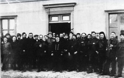 La tripulación completa, ya a salvo, en Punta Arenas, con el capitán del Yelcho en el centro.