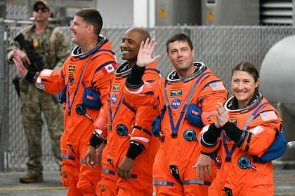 La tripulación de Artemis II está compuesta por el comandante Reid Wiseman, el piloto Victor Glover y los especialistas de misión Christina Koch y Jeremy Hansen (Photo by Jim WATSON / AFP)