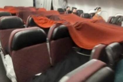 La tripulación de la aerolínea se vio obligada a dormir en camas improvisadas durante los vuelos internacionales