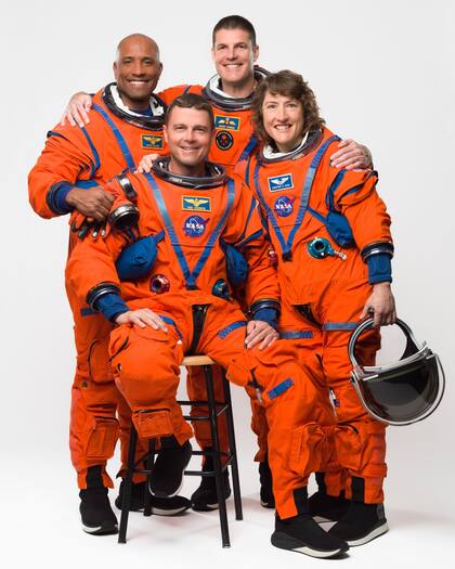 La tripulación de la misión Artemisa 2 (de izq. a der.): Victor Glover (piloto), Reid Wiseman (comandante) y los especialistas Jeremy Hansen y Christina Koch